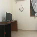 Πανσιόν Joni's House Piqeras
